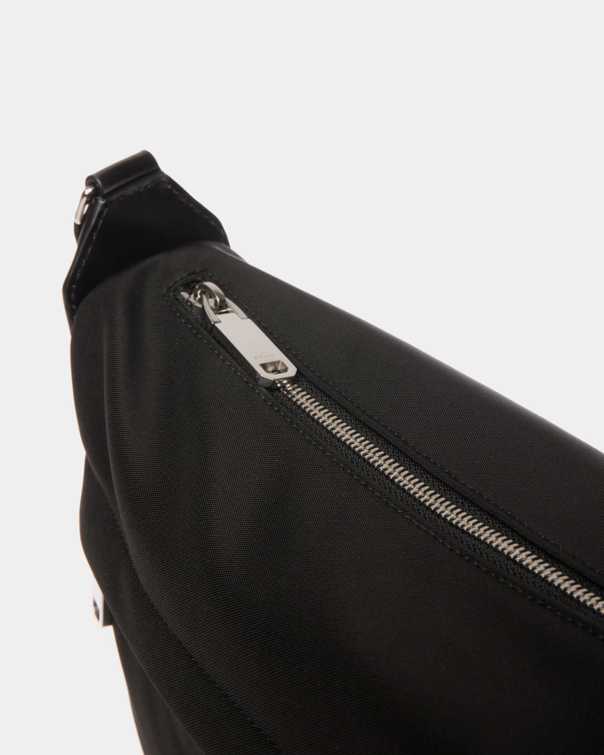 Bar Umhängetasche Aus Nylon Und Leder In Schwarz
