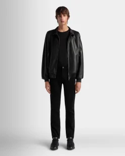 Bomberjacke Aus Leder In Schwarz Aus Der Adrien Brody Travel-Kollektion