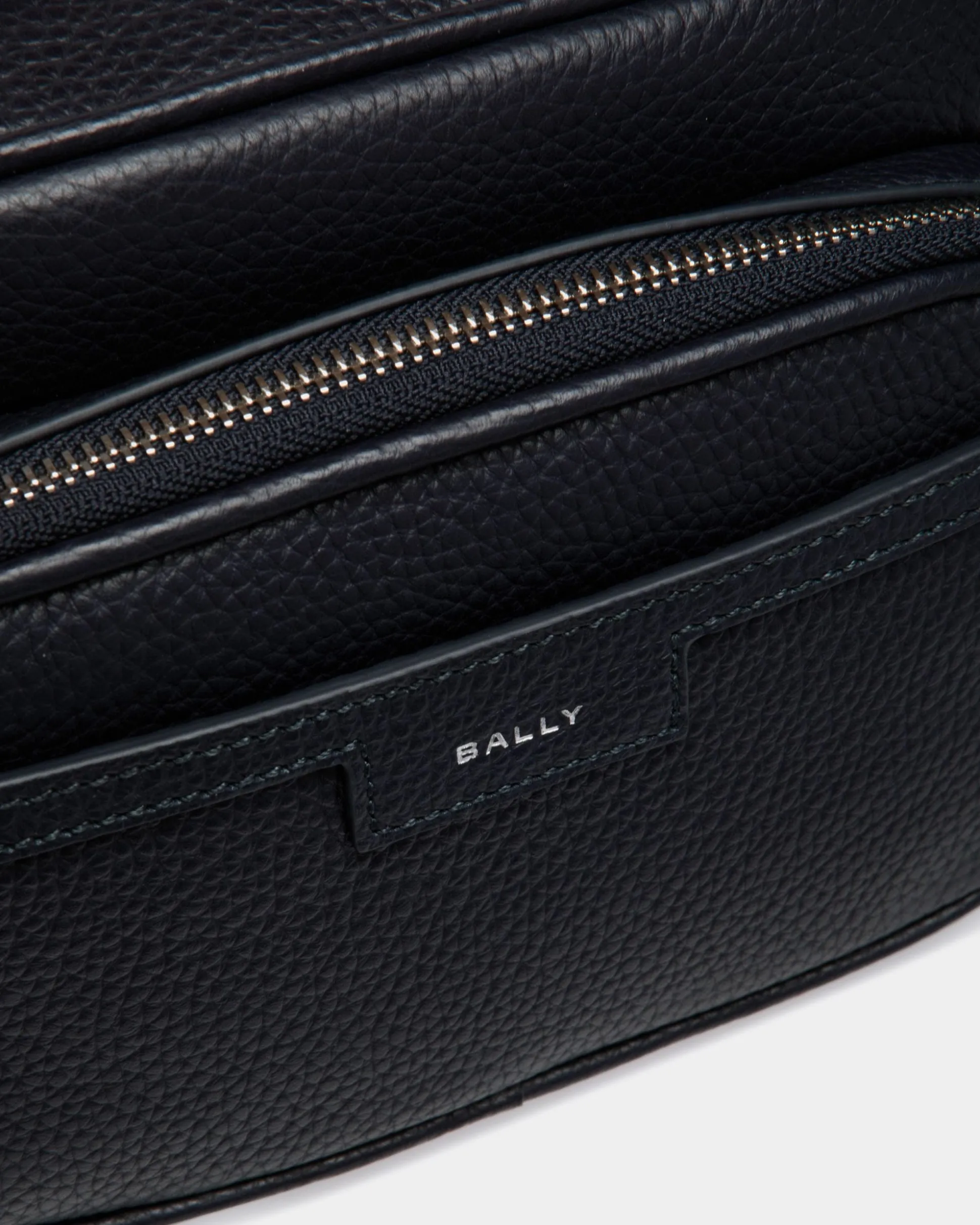 Code Umhängetasche Aus Genarbtem Leder In Navy Blue