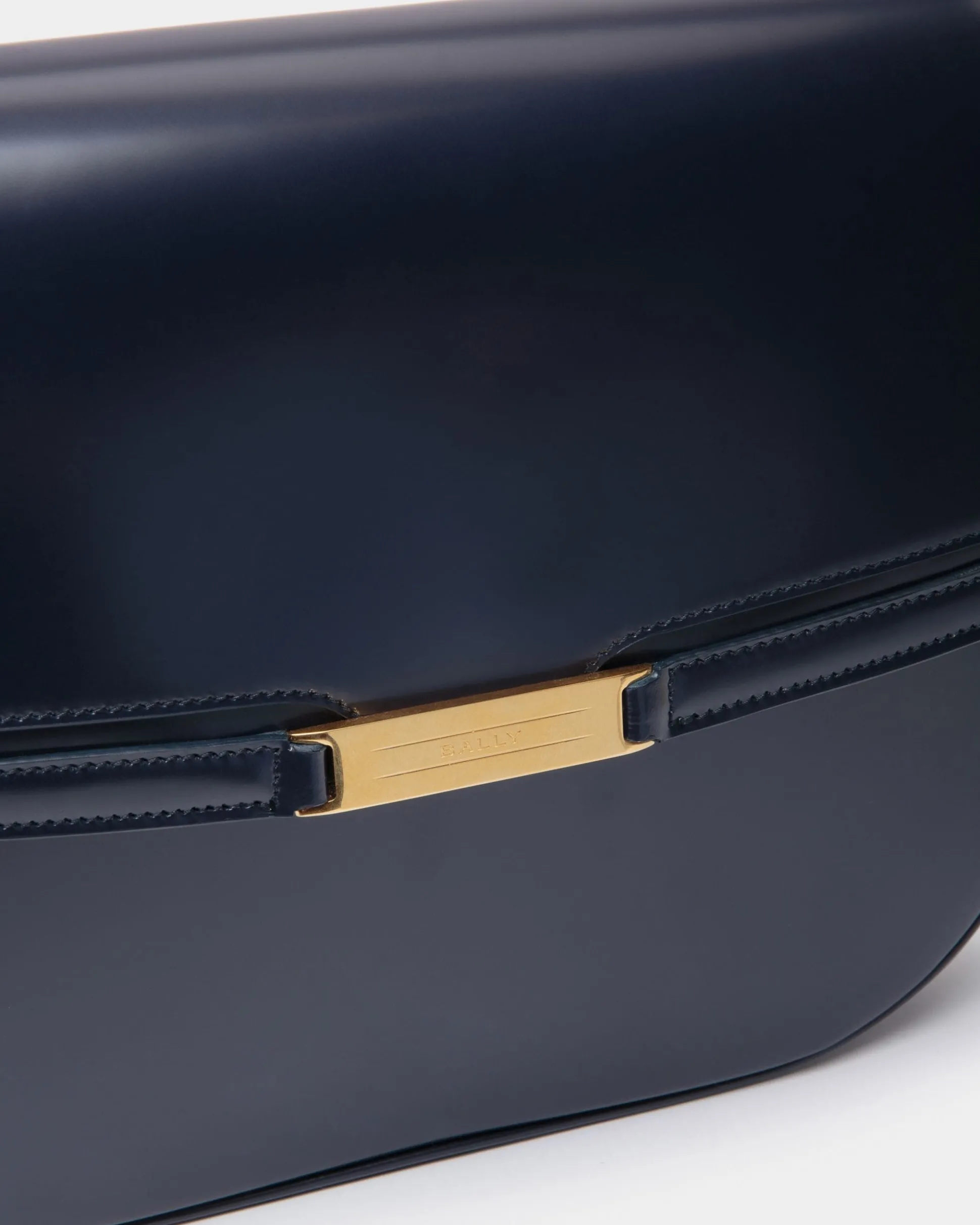 Deco Umhängetasche Aus Gebürstetem Leder In Navy Blue