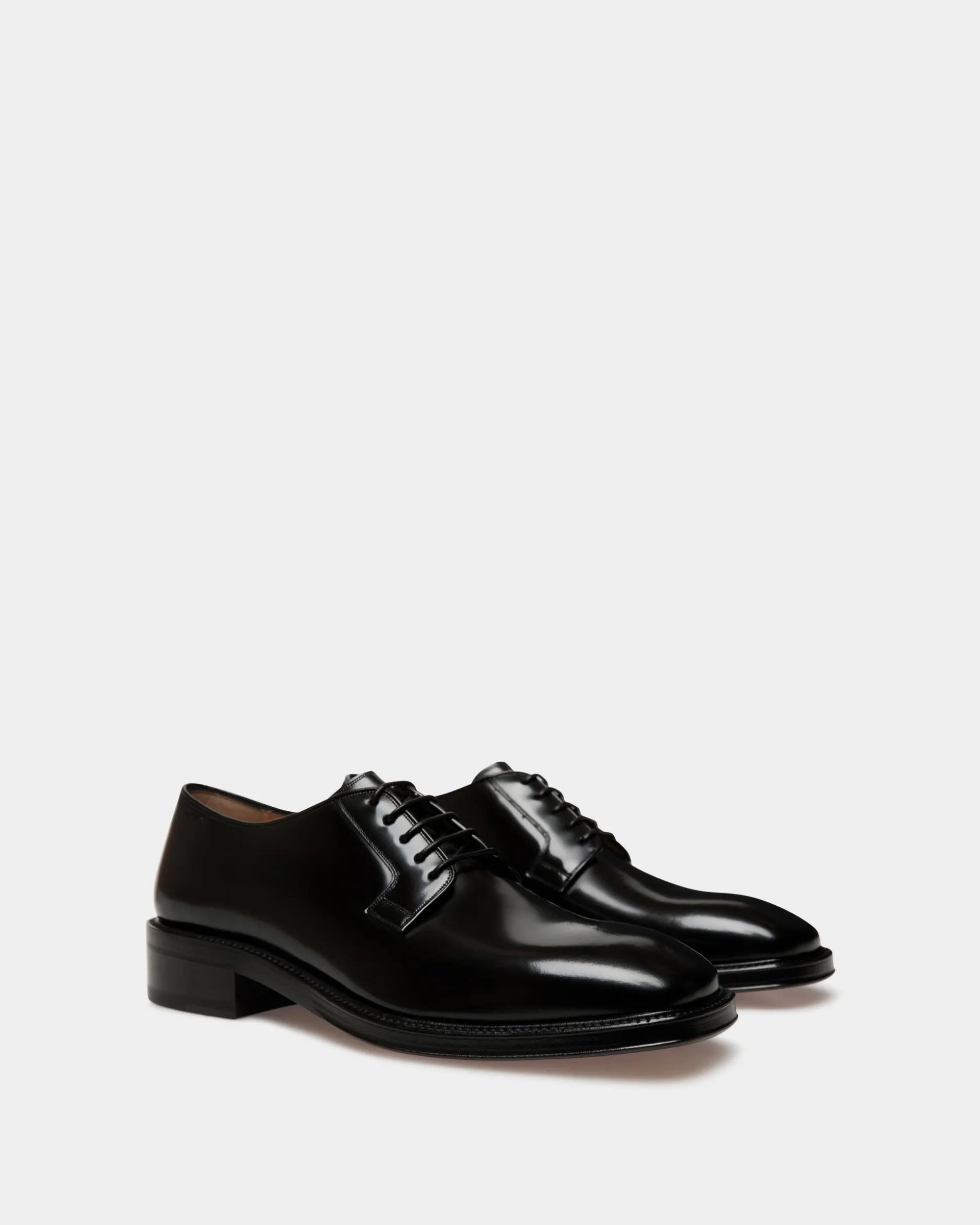 Derbys Sockel Aus Leder In Schwarz