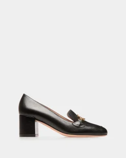 Emblem Pumps Aus Leder In Schwarz