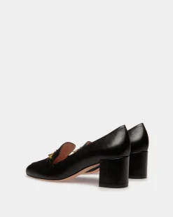 Emblem Pumps Aus Leder In Schwarz
