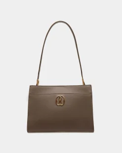 Emblem Schultertasche Aus Genarbtem Leder In Beige