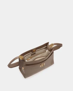 Emblem Schultertasche Aus Genarbtem Leder In Beige