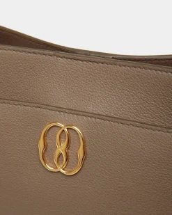 Emblem Schultertasche Aus Genarbtem Leder In Beige