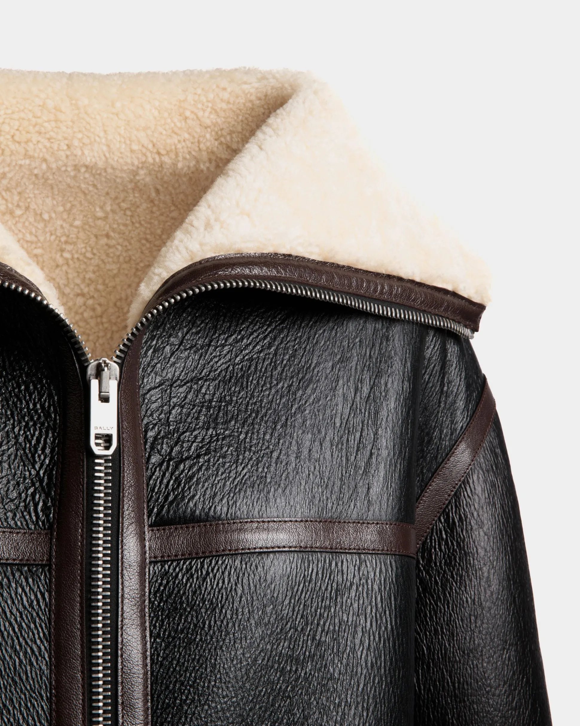 Jacke Aus Schwarzem Leder Mit Shearling-Futter