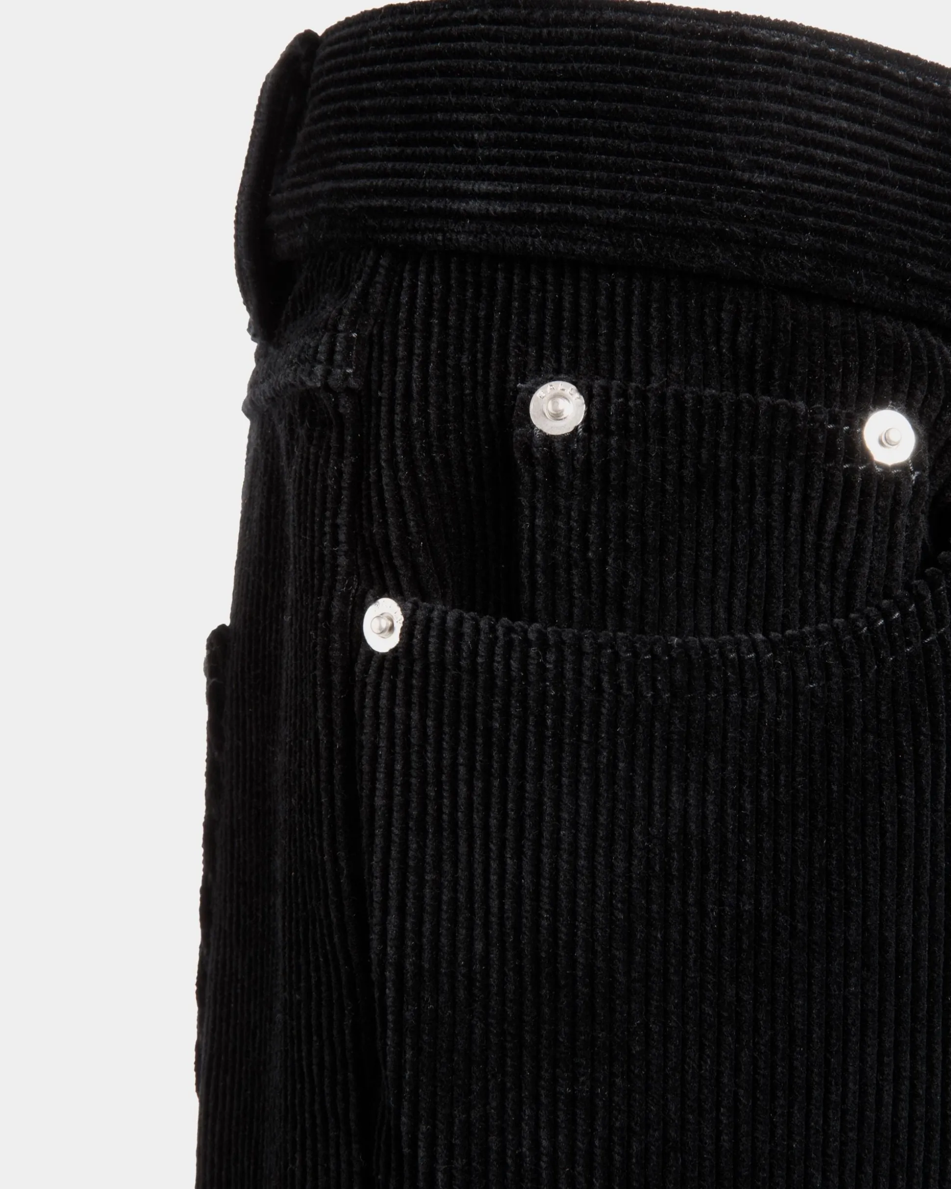 Jeanshose Aus Schwarzem Baumwollcord