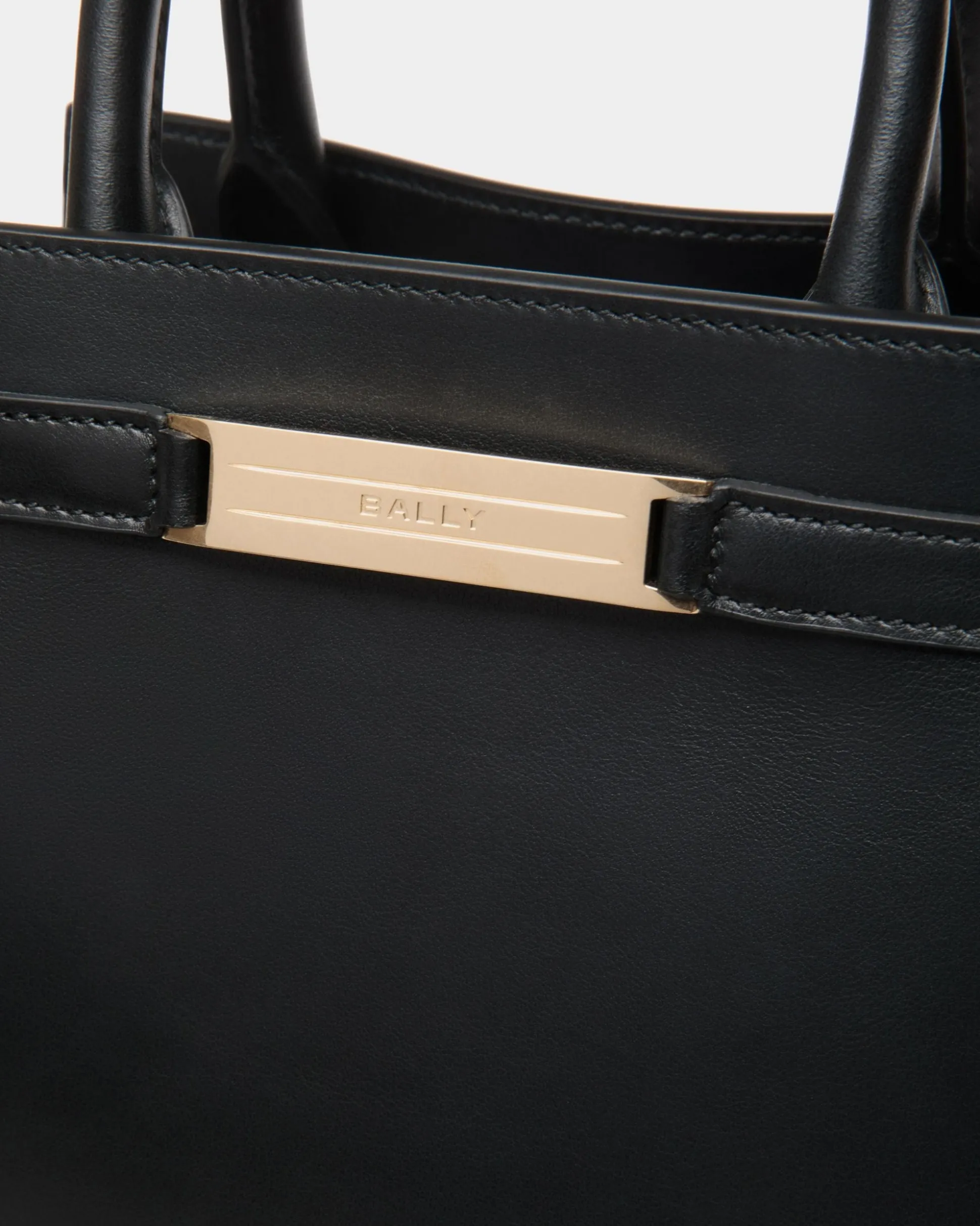 Kleine Code Tragetasche Aus Leder In Schwarz