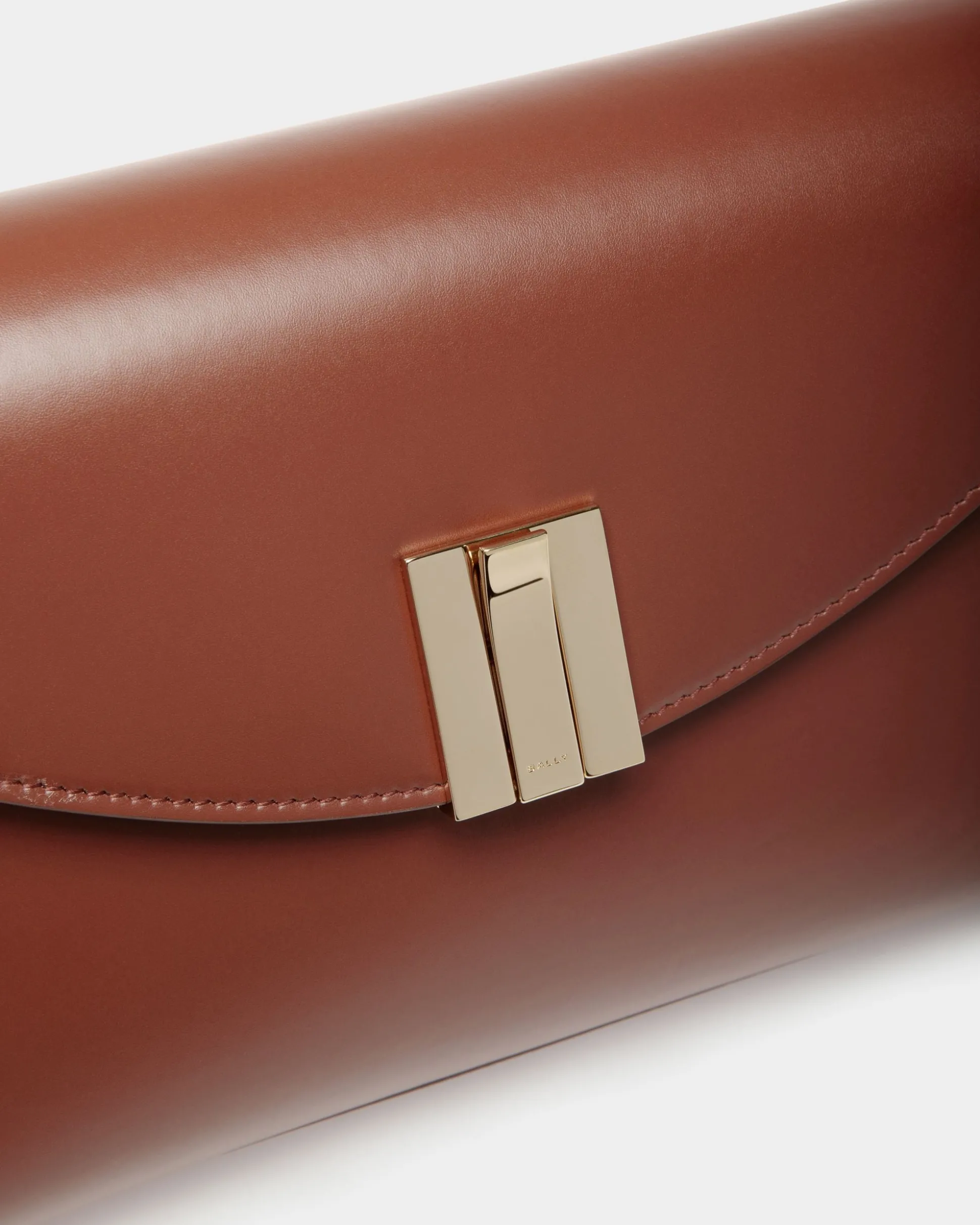 Kleine Henkeltasche Ollam Aus Braunem Leder