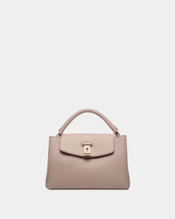 Kleine Lock Me Henkeltasche Aus Genarbtem Leder In Hellbeige