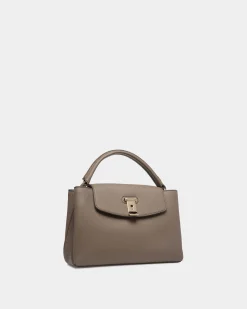 Kleine Lock Me Henkeltasche Aus Genarbtem Leder In Taupe