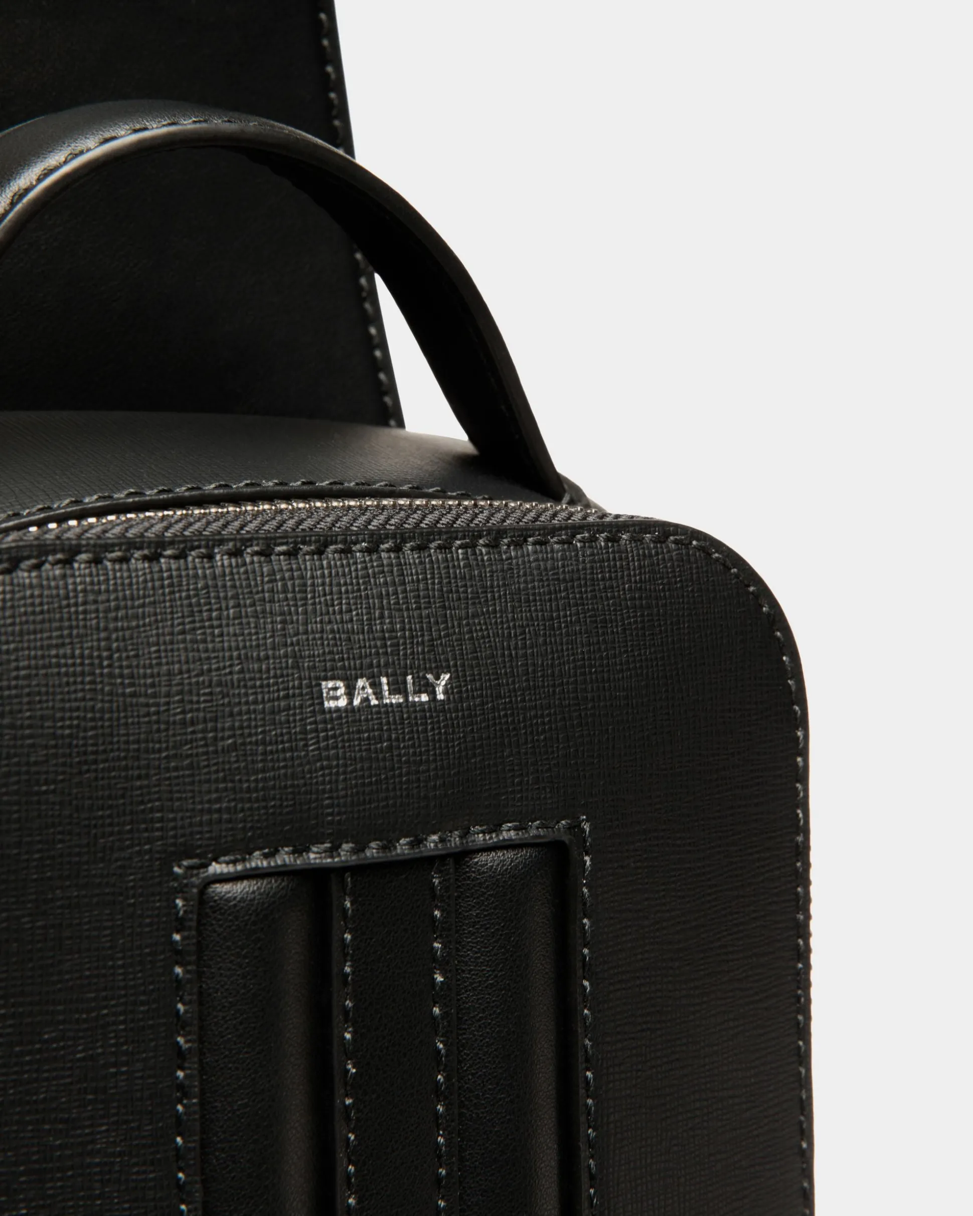 Mythos Sling Bag Aus Recyceltem Leder In Schwarz