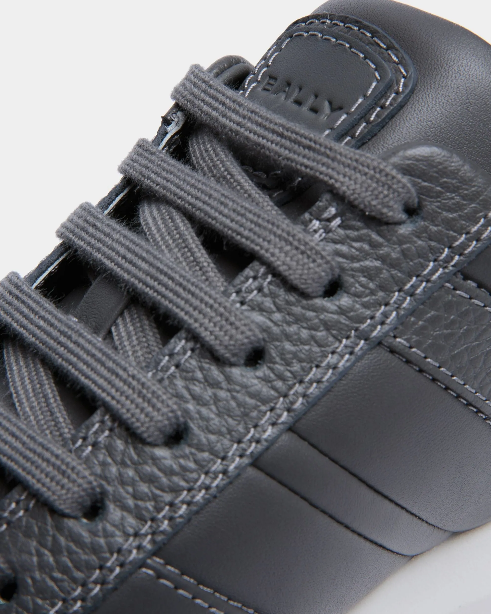 Outline Sneaker Aus Genarbtem Leder In Grau