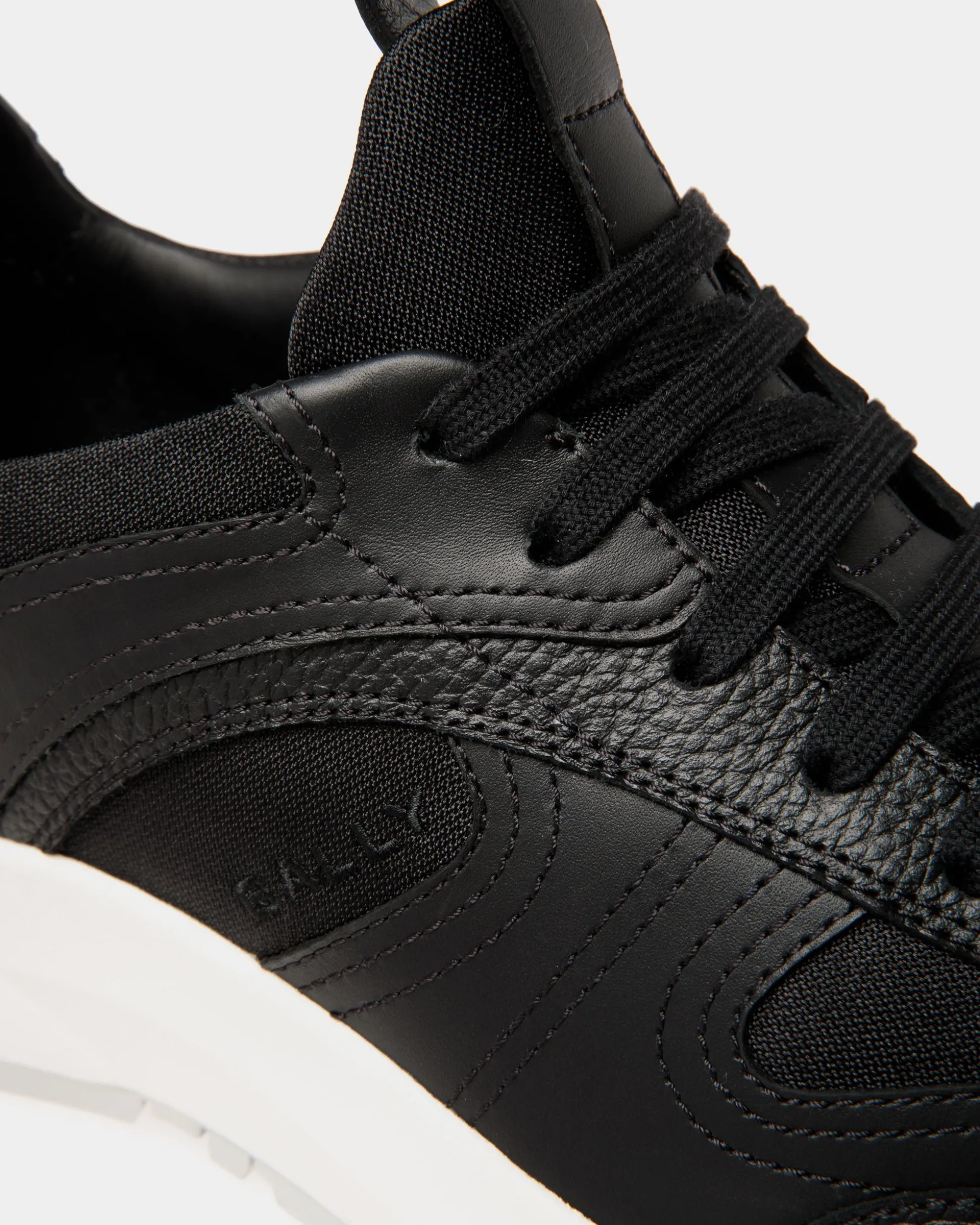 Outline Sneaker Aus Leder Und Nylon In Schwarz Und Weiß