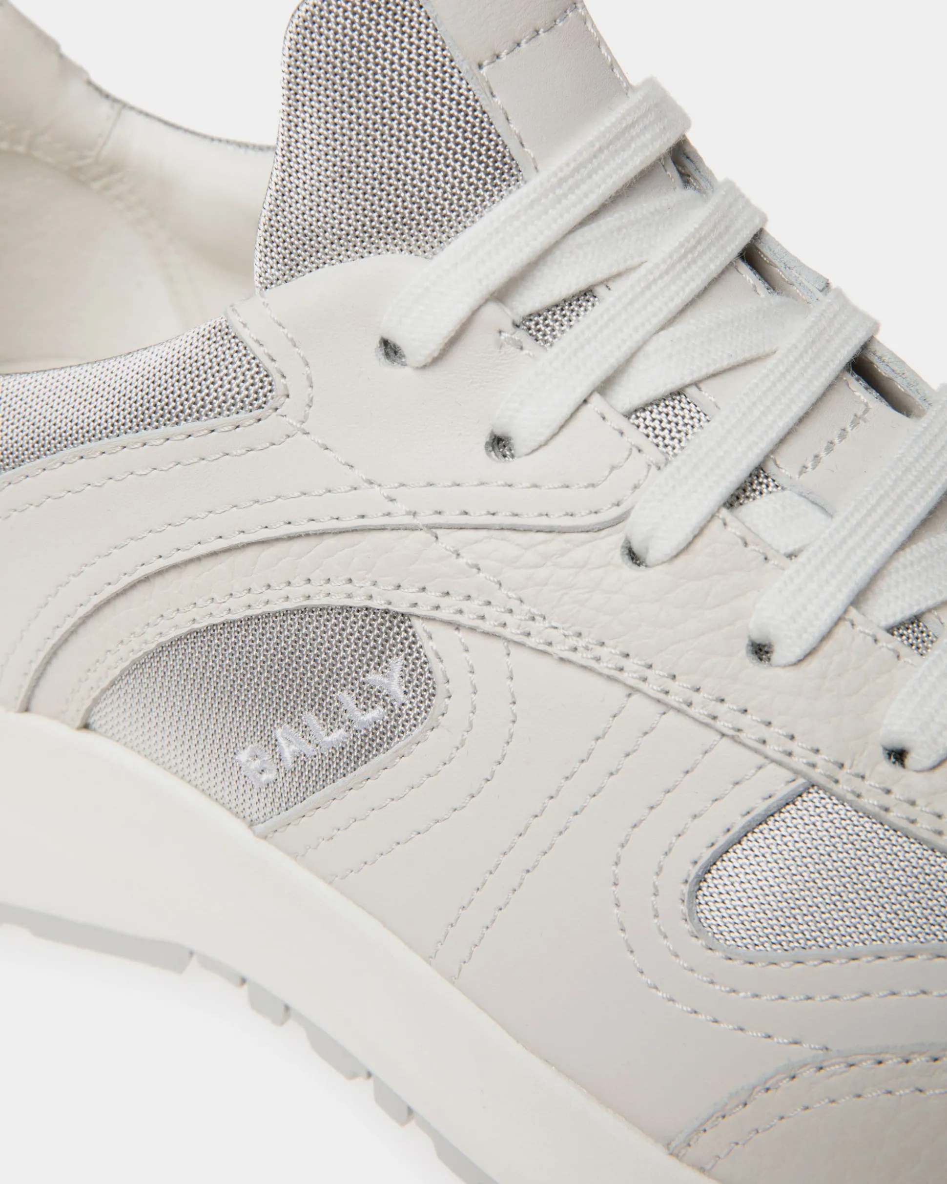 Outline Sneaker Aus Leder Und Nylon In Weiß