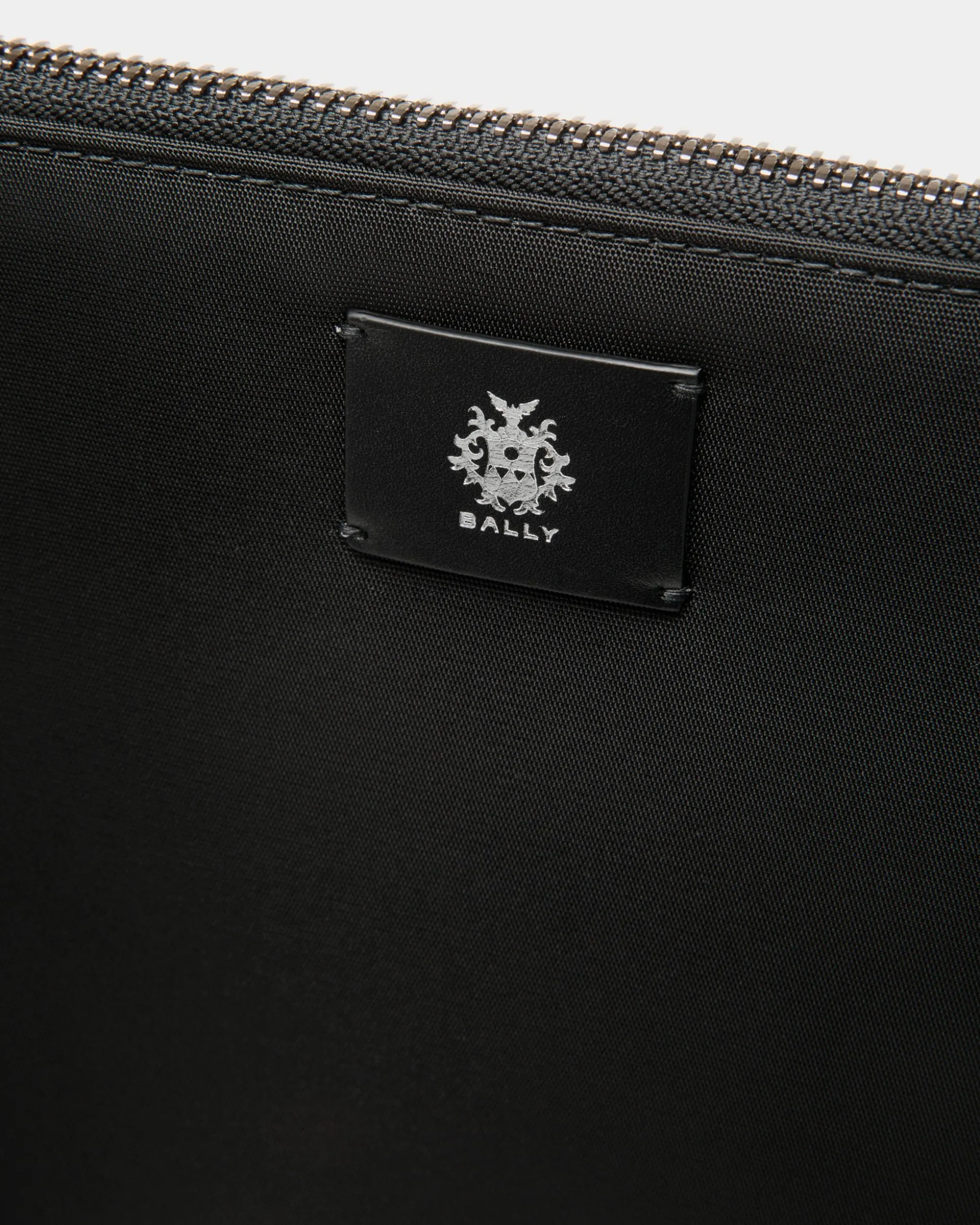 Pochette Aus Nylon In Schwarz Und Gelb Aus Der Adrien Brody Travel-Kollektion