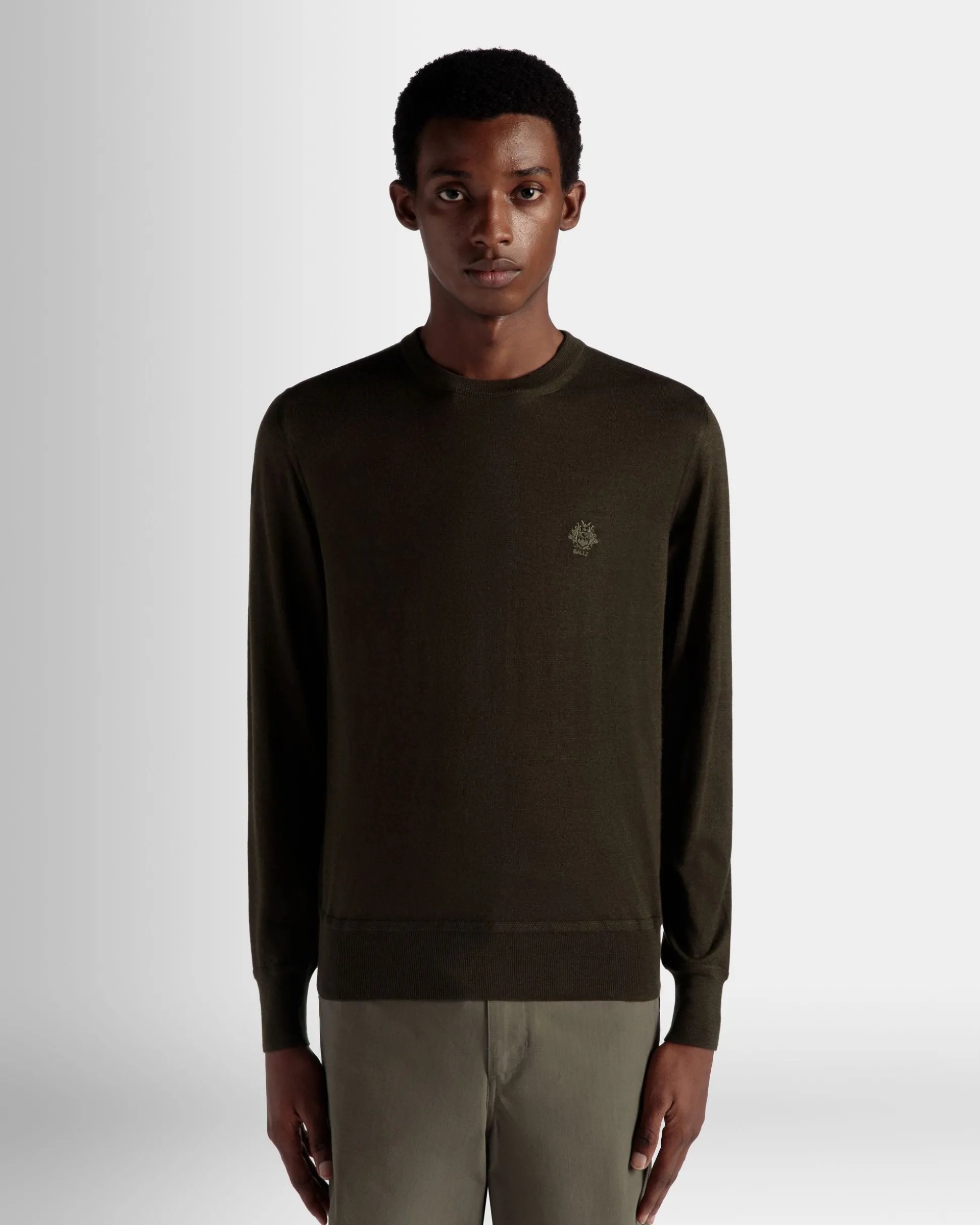 Rundhalspullover Aus Kaschmir In Military Green Aus Der Adrien Brody Travel-Kollektion