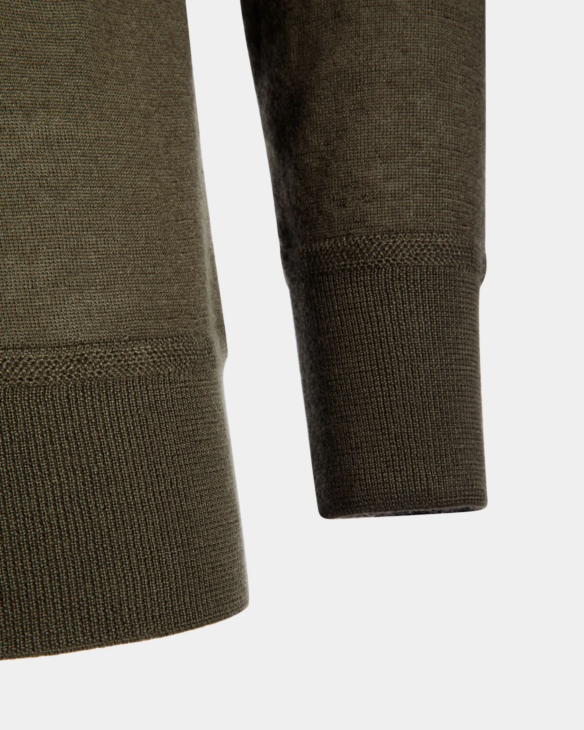 Rundhalspullover Aus Kaschmir In Military Green Aus Der Adrien Brody Travel-Kollektion