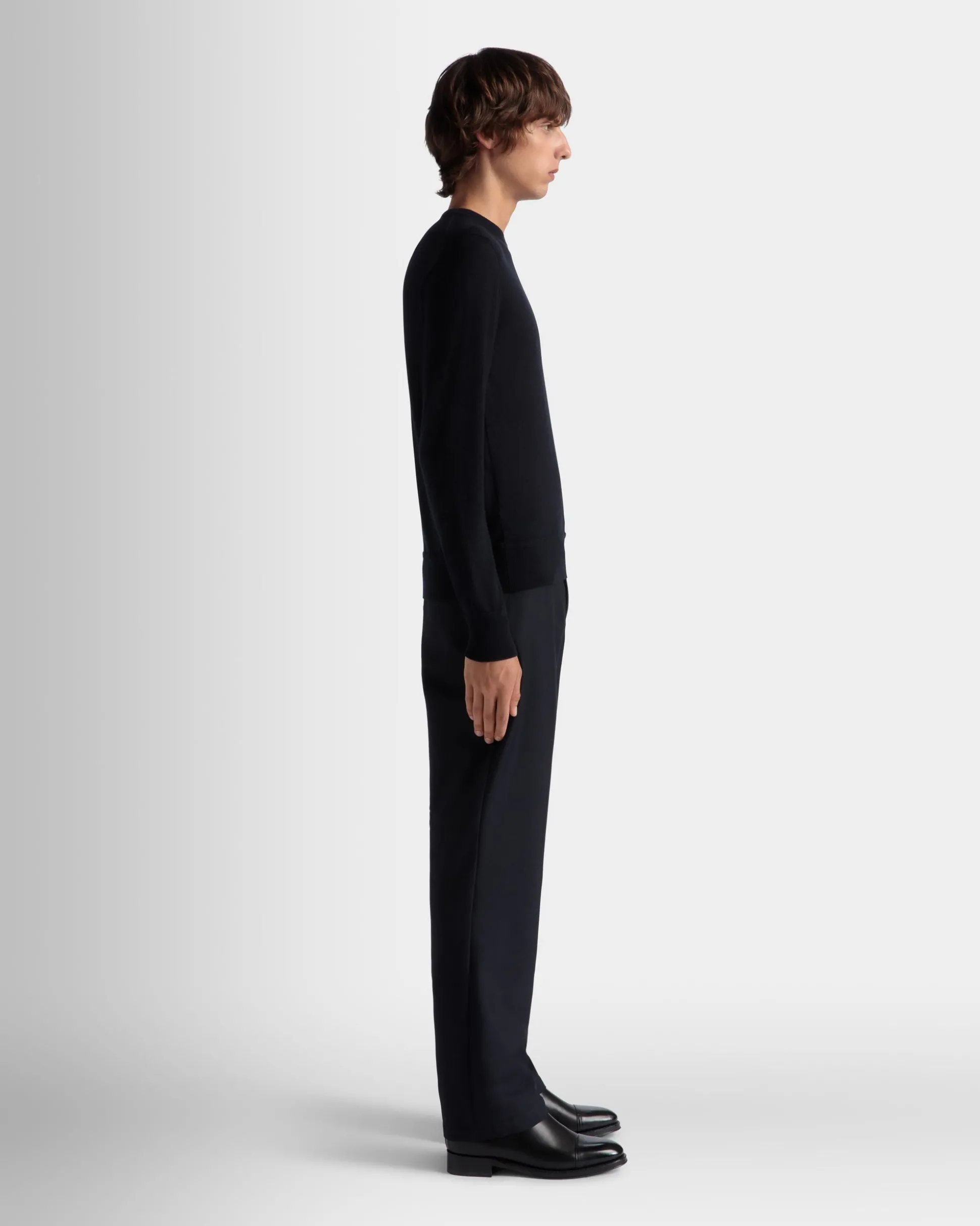 Rundhalspullover Aus Kaschmir In Navy Blue Aus Der Adrien Brody Travel-Kollektion