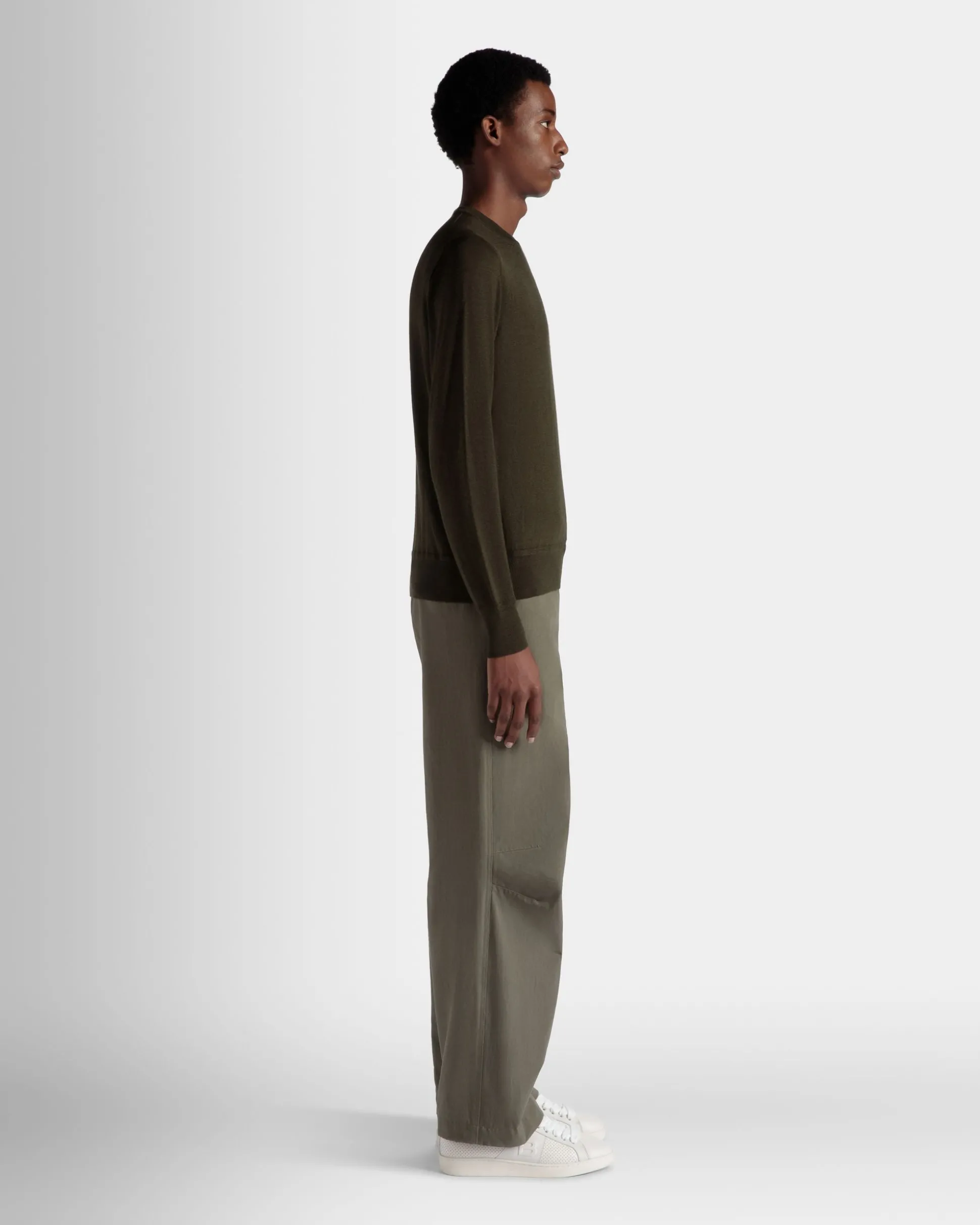 Rundhalspullover Aus Kaschmir In Military Green Aus Der Adrien Brody Travel-Kollektion