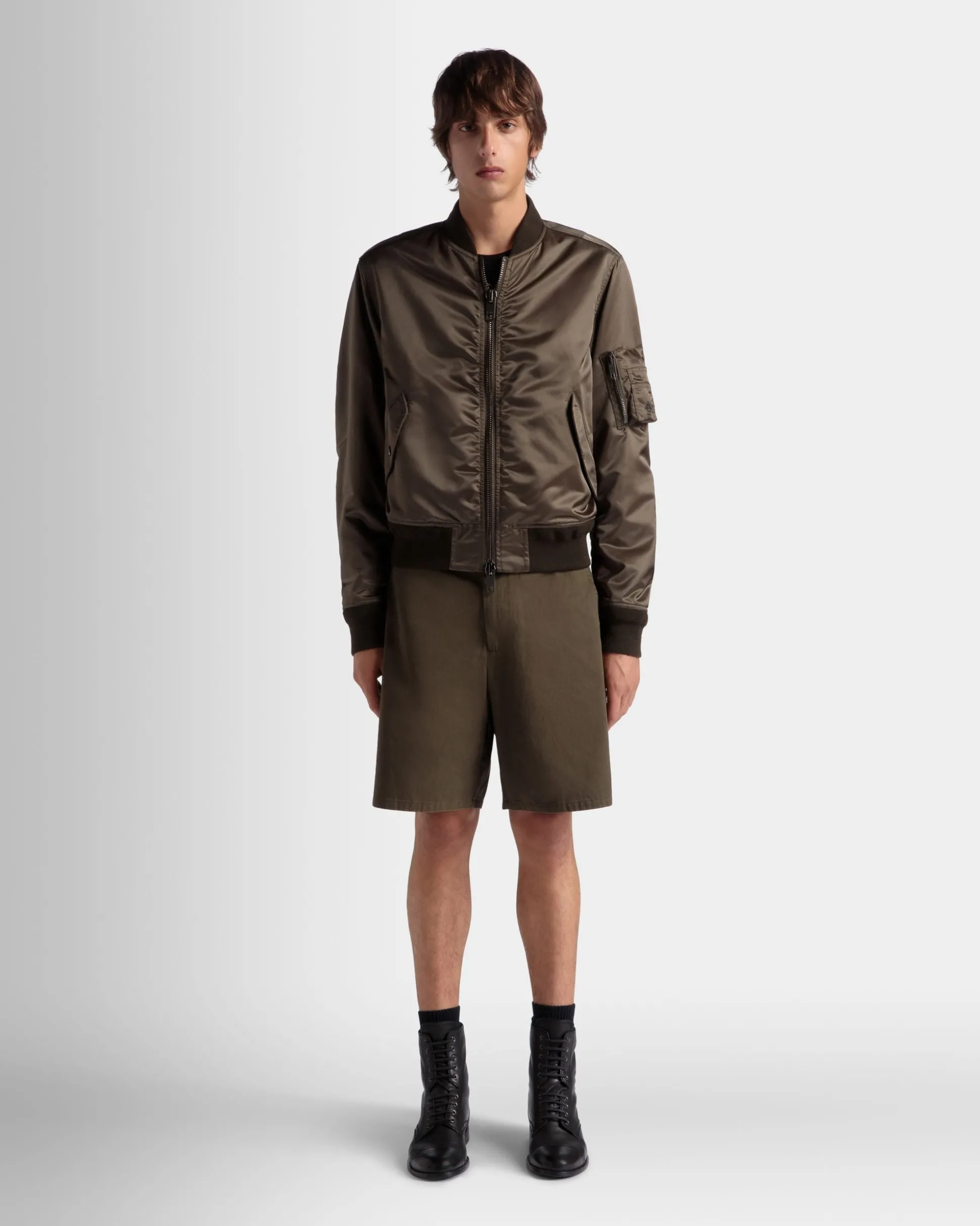 Shorts Aus Baumwolle In Military Green Aus Der Adrien Brody Travel-Kollektion