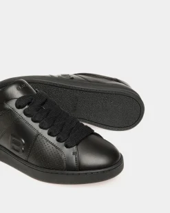 Sneaker Aus Leder In Schwarz Aus Der Adrien Brody Travel-Kollektion