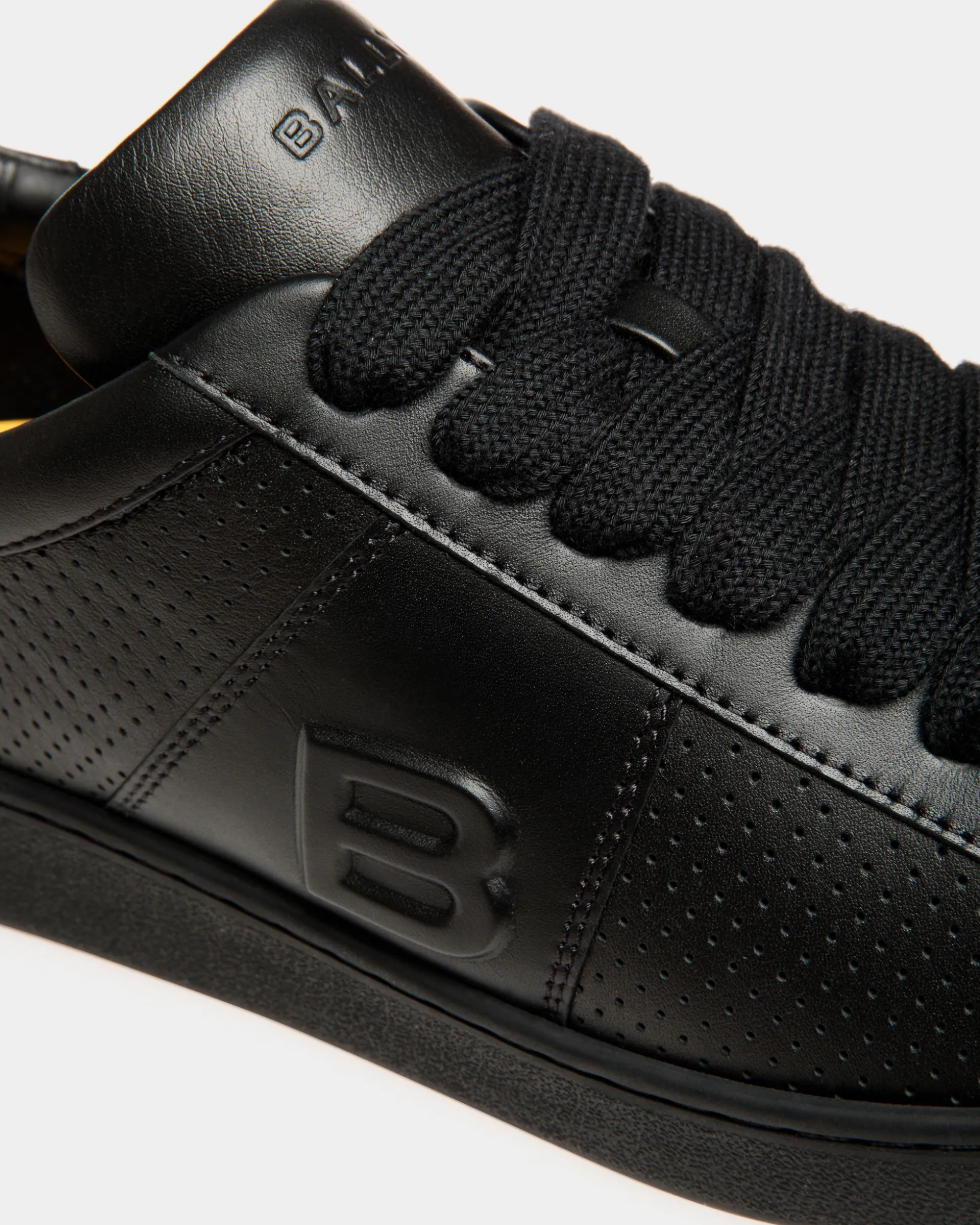 Sneaker Aus Leder In Schwarz Aus Der Adrien Brody Travel-Kollektion