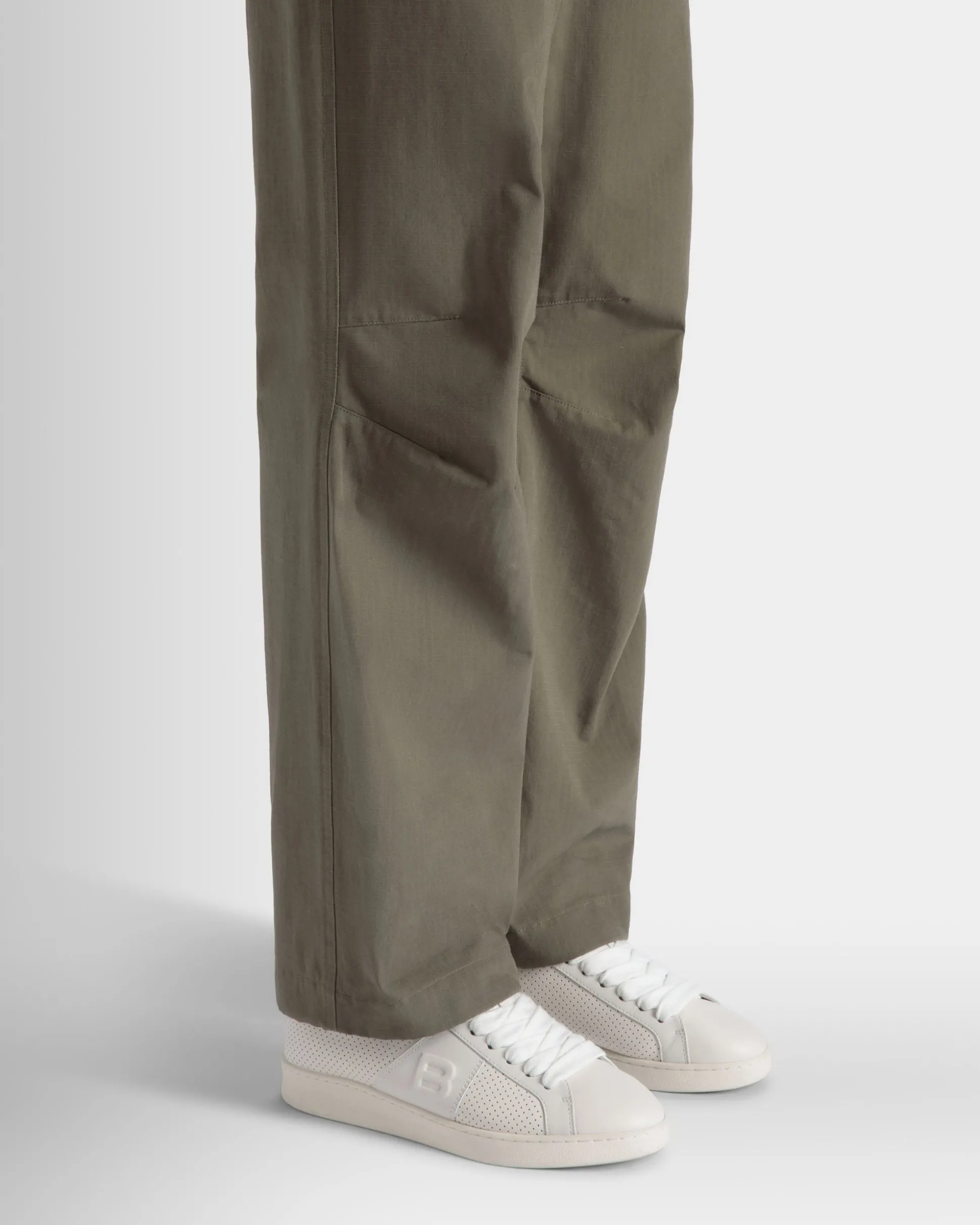 Sneaker Aus Leder In Weiß Aus Der Adrien Brody Travel-Kollektion