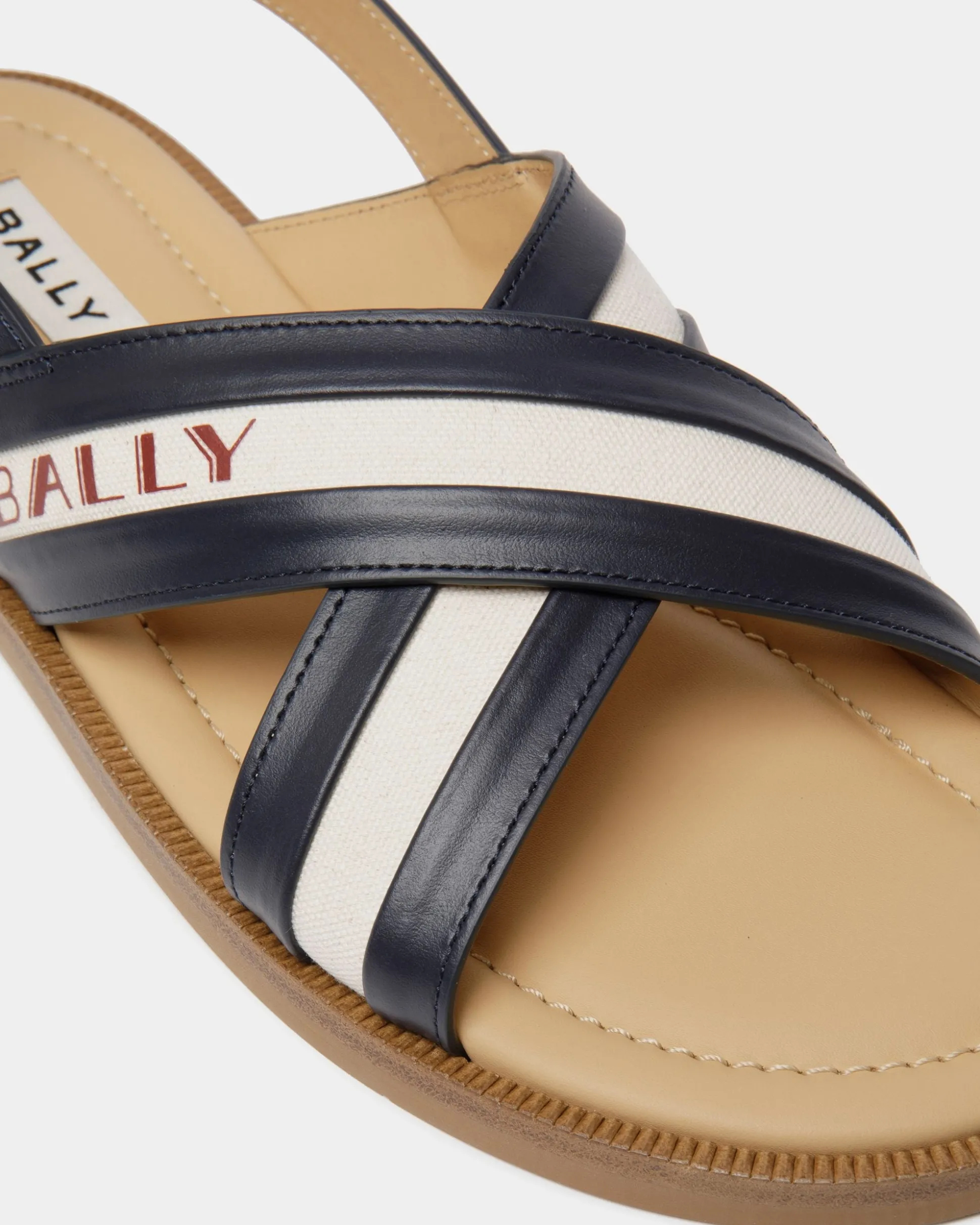 Summer Capsule In Navy Blue Aus Natürlichem Leder Und Leinwand