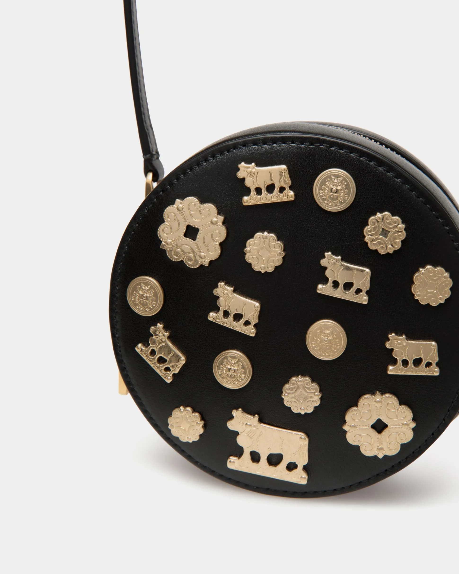 Swissness Round Minibag Mit Nieten Aus Leder In Schwarz
