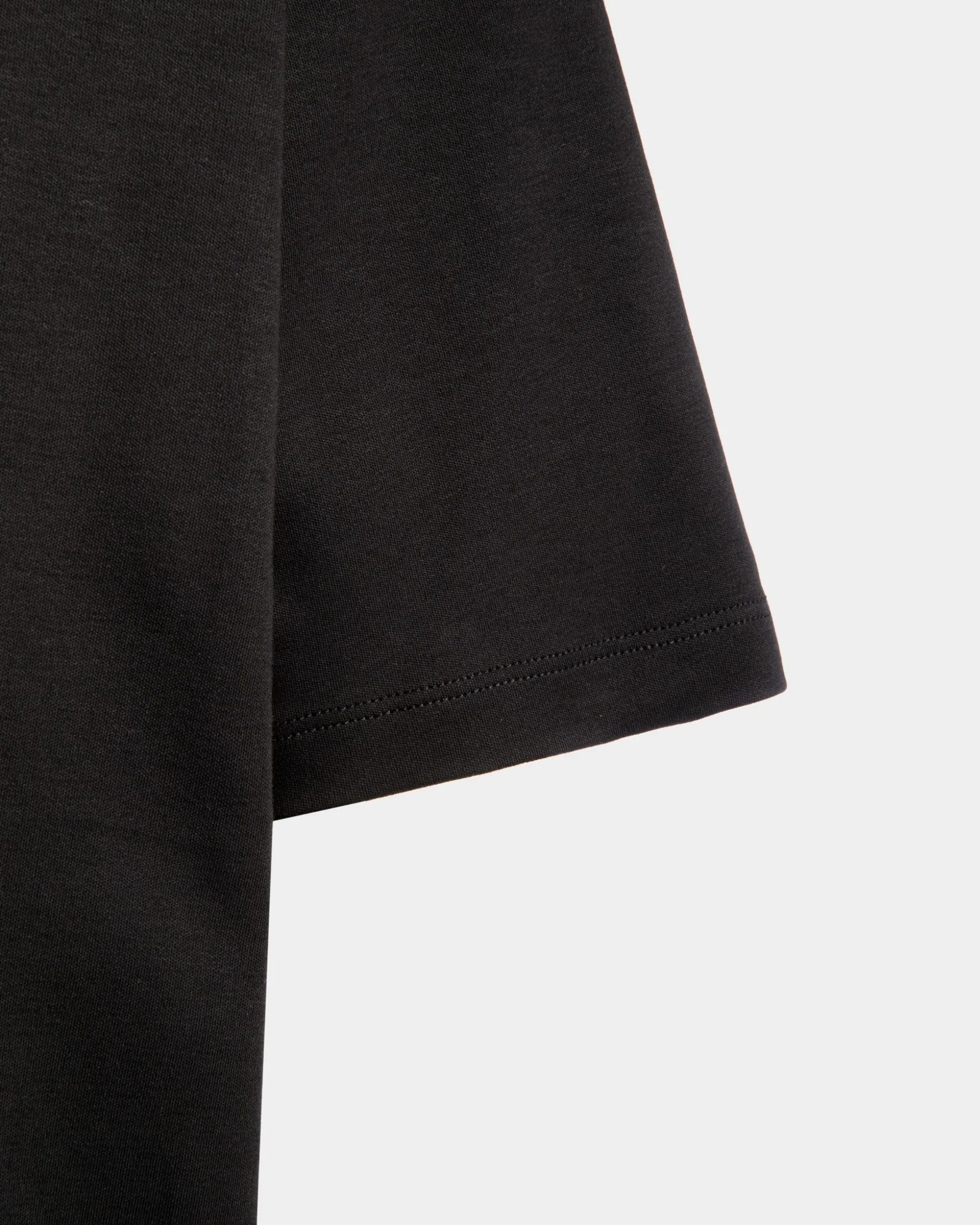 T-Shirt Aus Baumwolle In Schwarz Aus Der Adrien Brody Travel-Kollektion