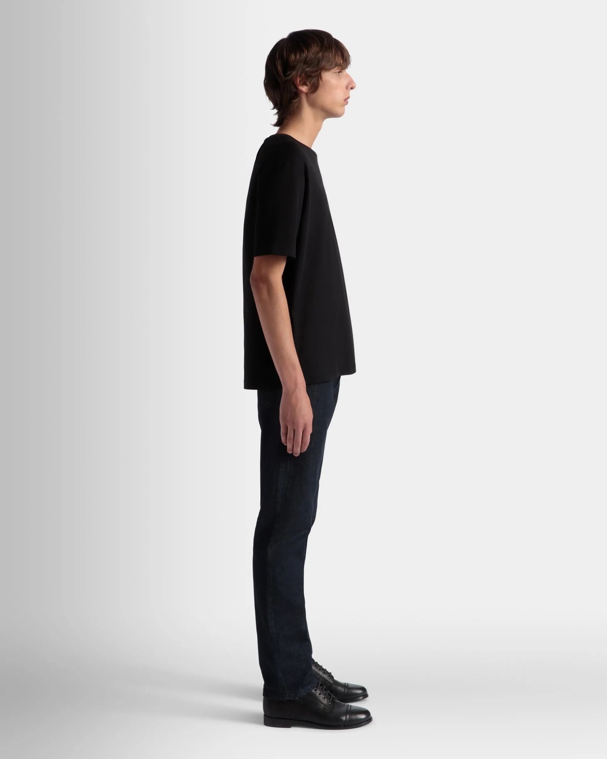 T-Shirt Aus Baumwolle In Schwarz Aus Der Adrien Brody Travel-Kollektion
