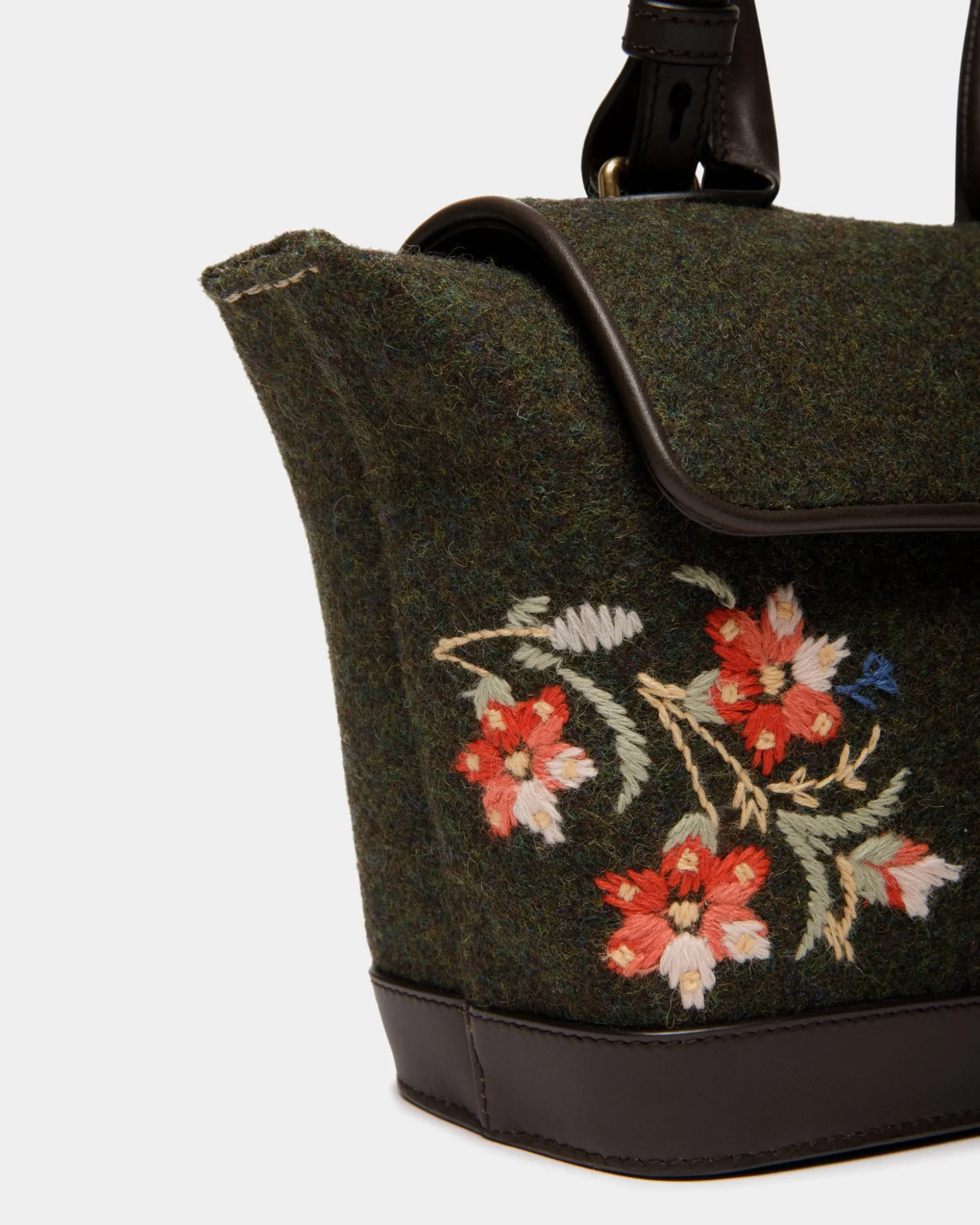 Winter Capsule Henkeltasche Aus Dunkelgrüner Wolle Und Leder In Ebenholzschwarz Mit Alpenblumen