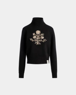 Winter Capsule Rollkragenpullover Aus Schwarzer Wolle Mit Einer Heritage-Blume